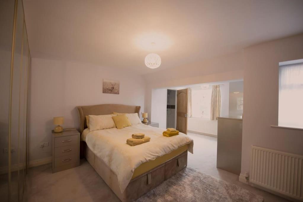 Luxury 6 Bedroom House With Parking - Northwood Northwood  Exterior foto